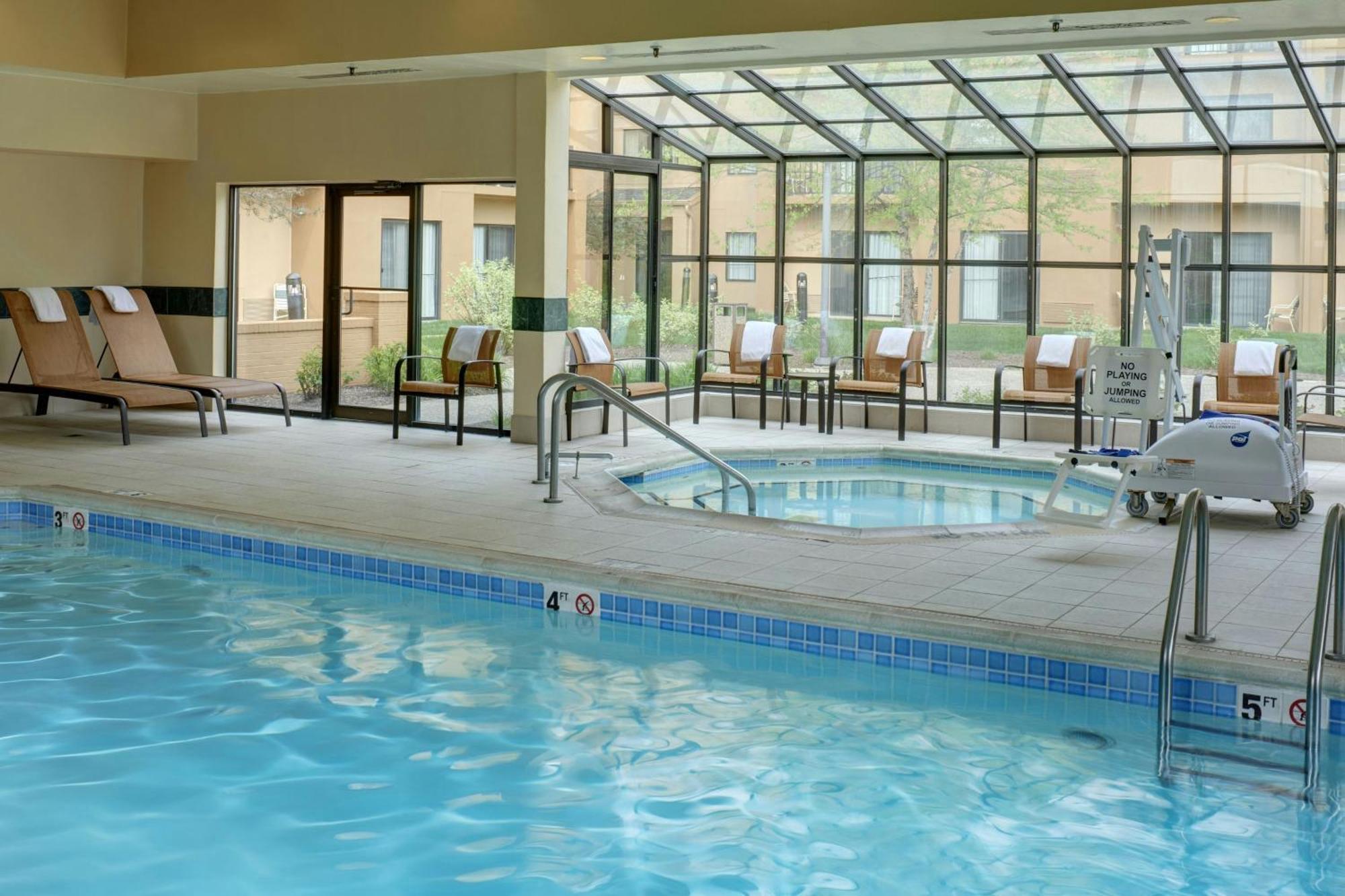 מלון Courtyard By Marriott Indianapolis Airport מראה חיצוני תמונה