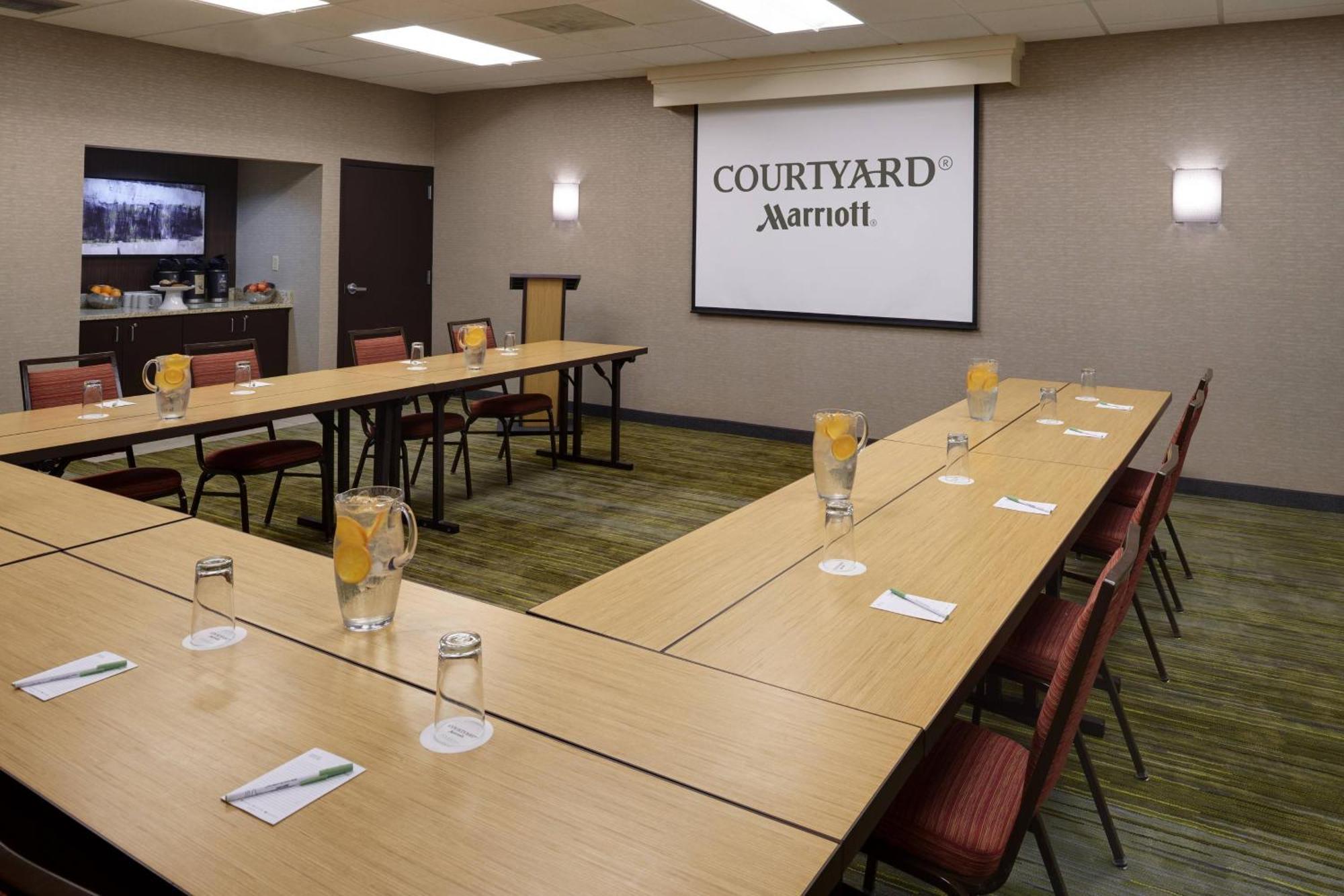 מלון Courtyard By Marriott Indianapolis Airport מראה חיצוני תמונה