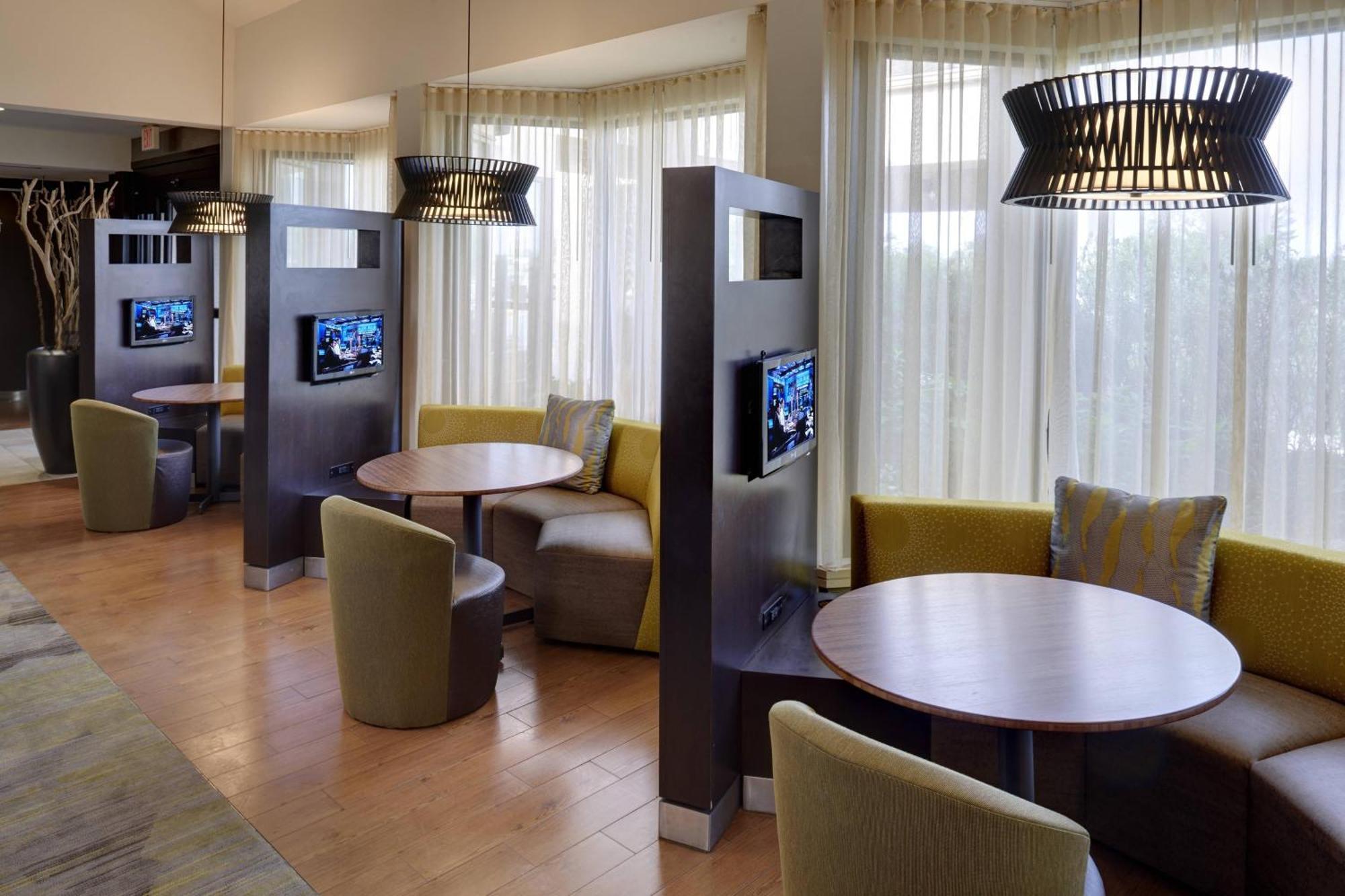 מלון Courtyard By Marriott Indianapolis Airport מראה חיצוני תמונה
