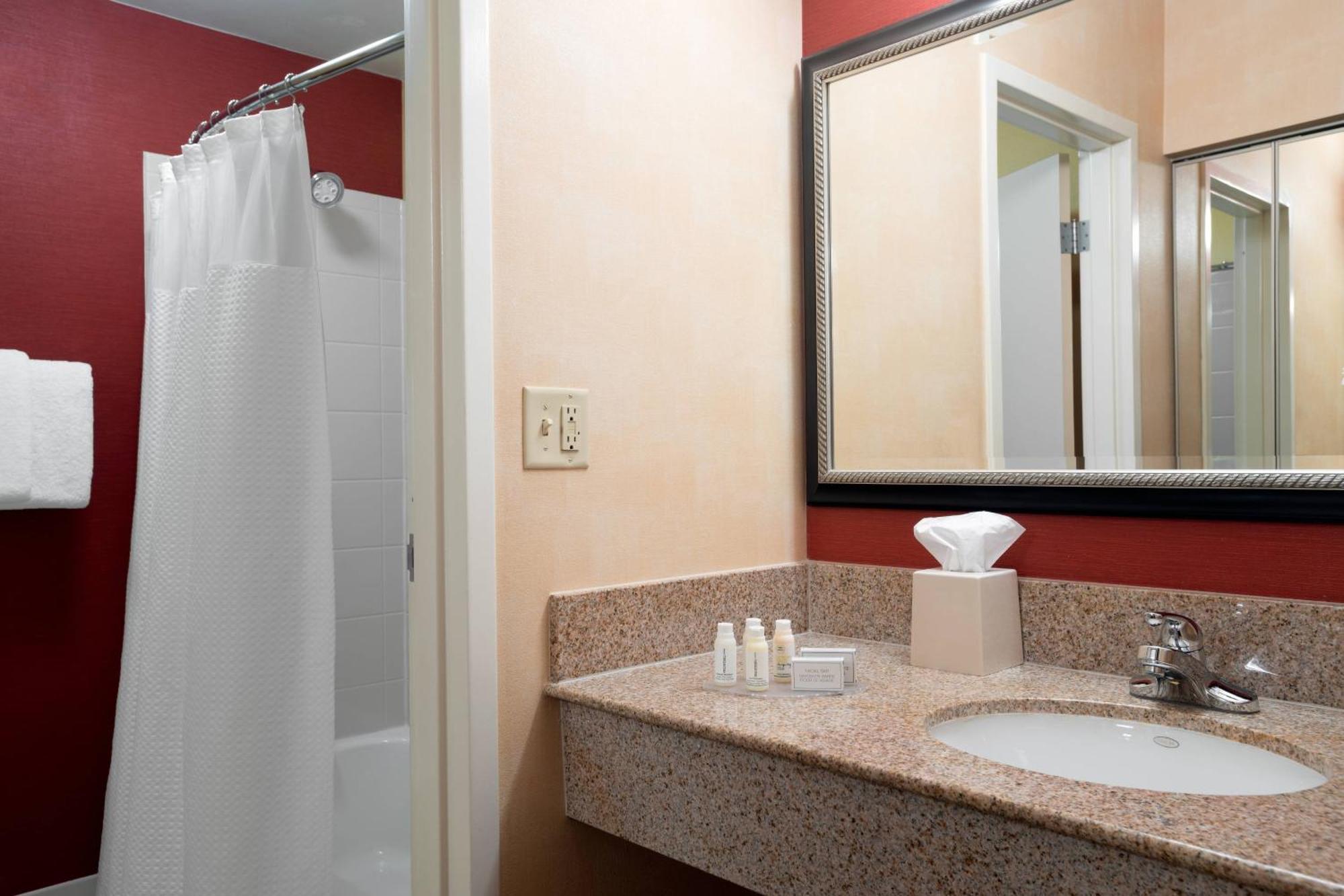 מלון Courtyard By Marriott Indianapolis Airport מראה חיצוני תמונה