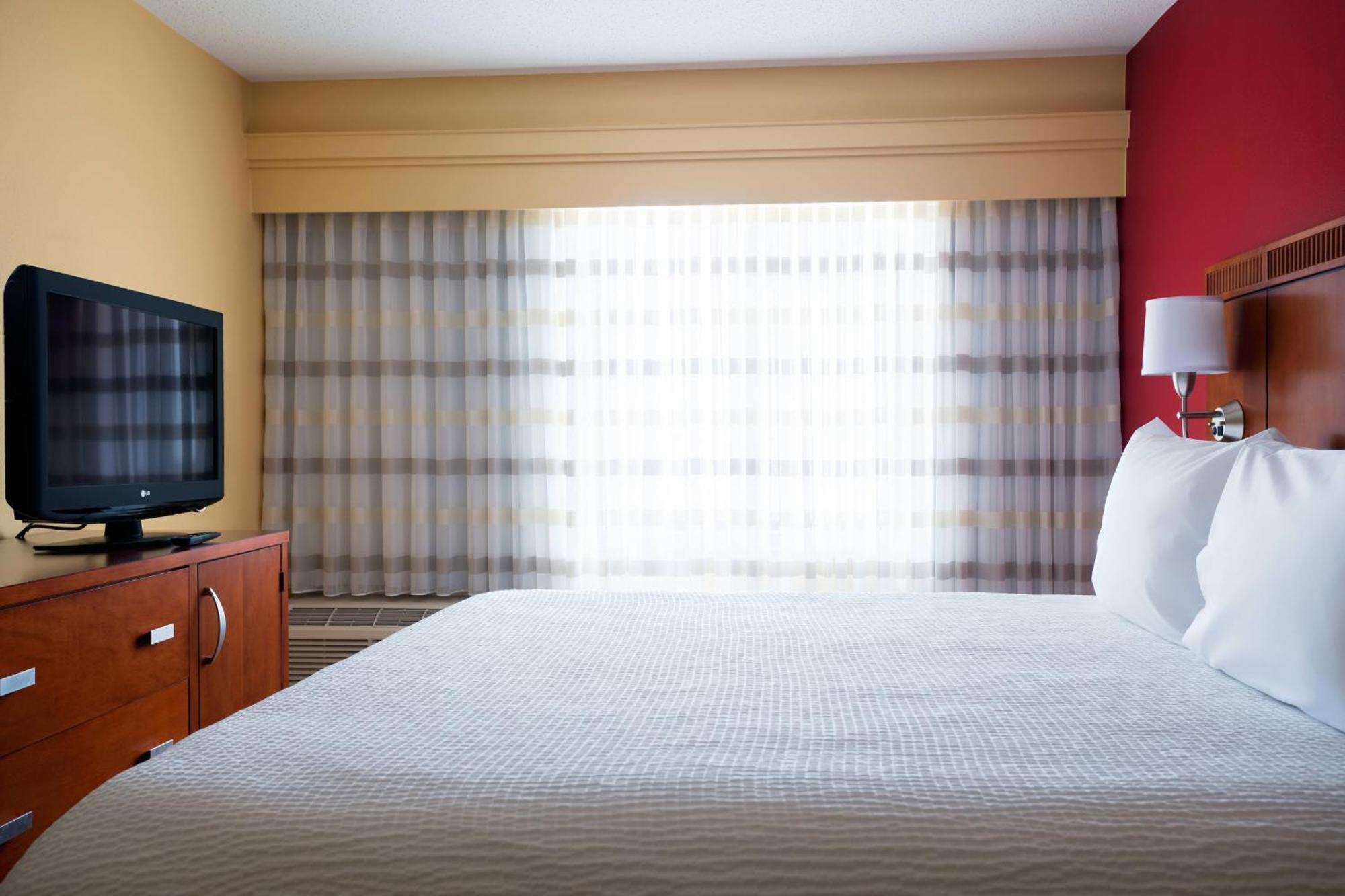מלון Courtyard By Marriott Indianapolis Airport מראה חיצוני תמונה