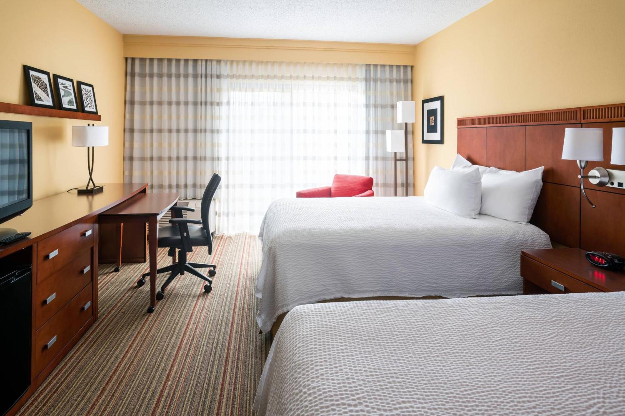 מלון Courtyard By Marriott Indianapolis Airport מראה חיצוני תמונה
