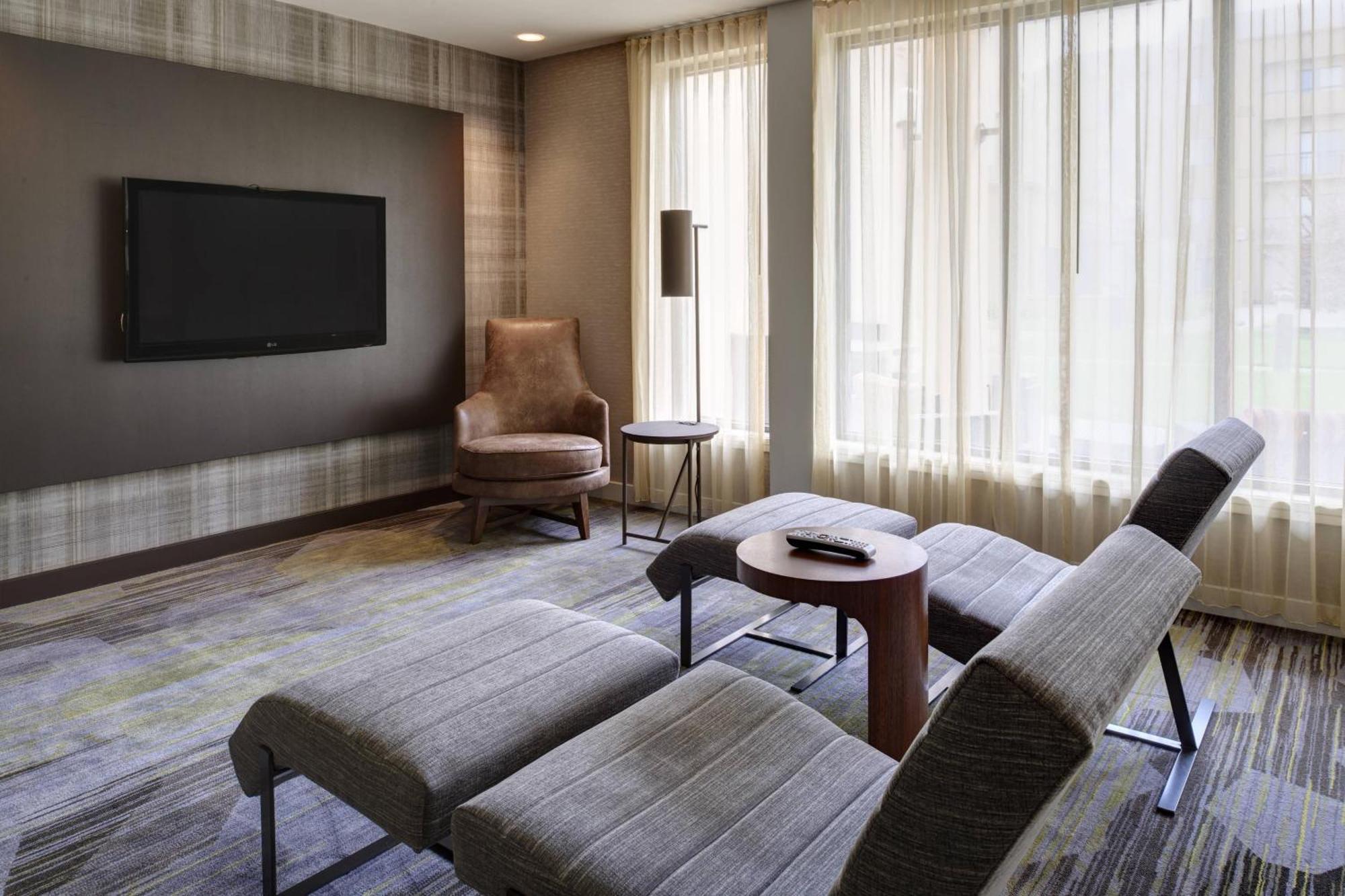 מלון Courtyard By Marriott Indianapolis Airport מראה חיצוני תמונה