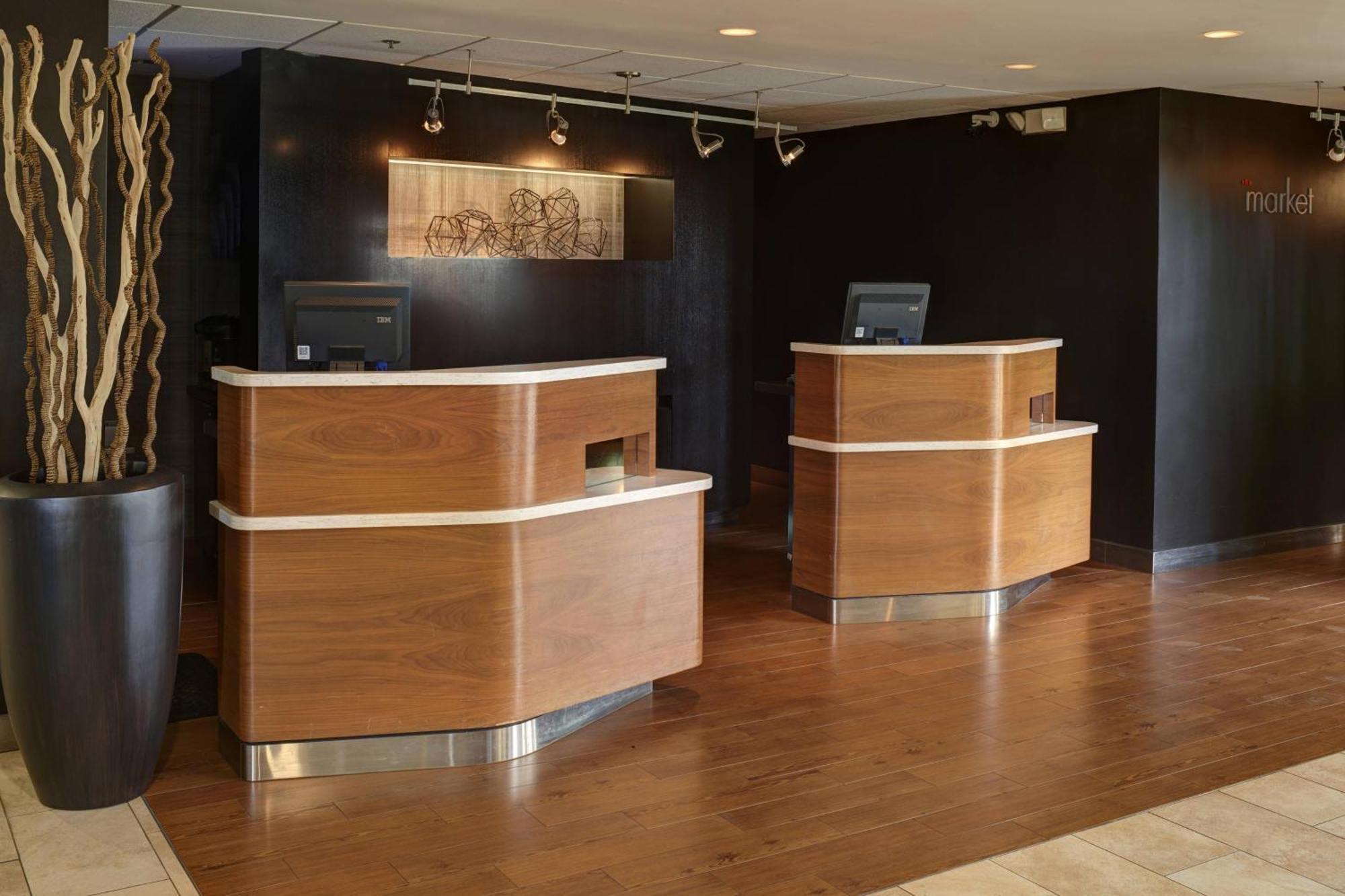 מלון Courtyard By Marriott Indianapolis Airport מראה חיצוני תמונה