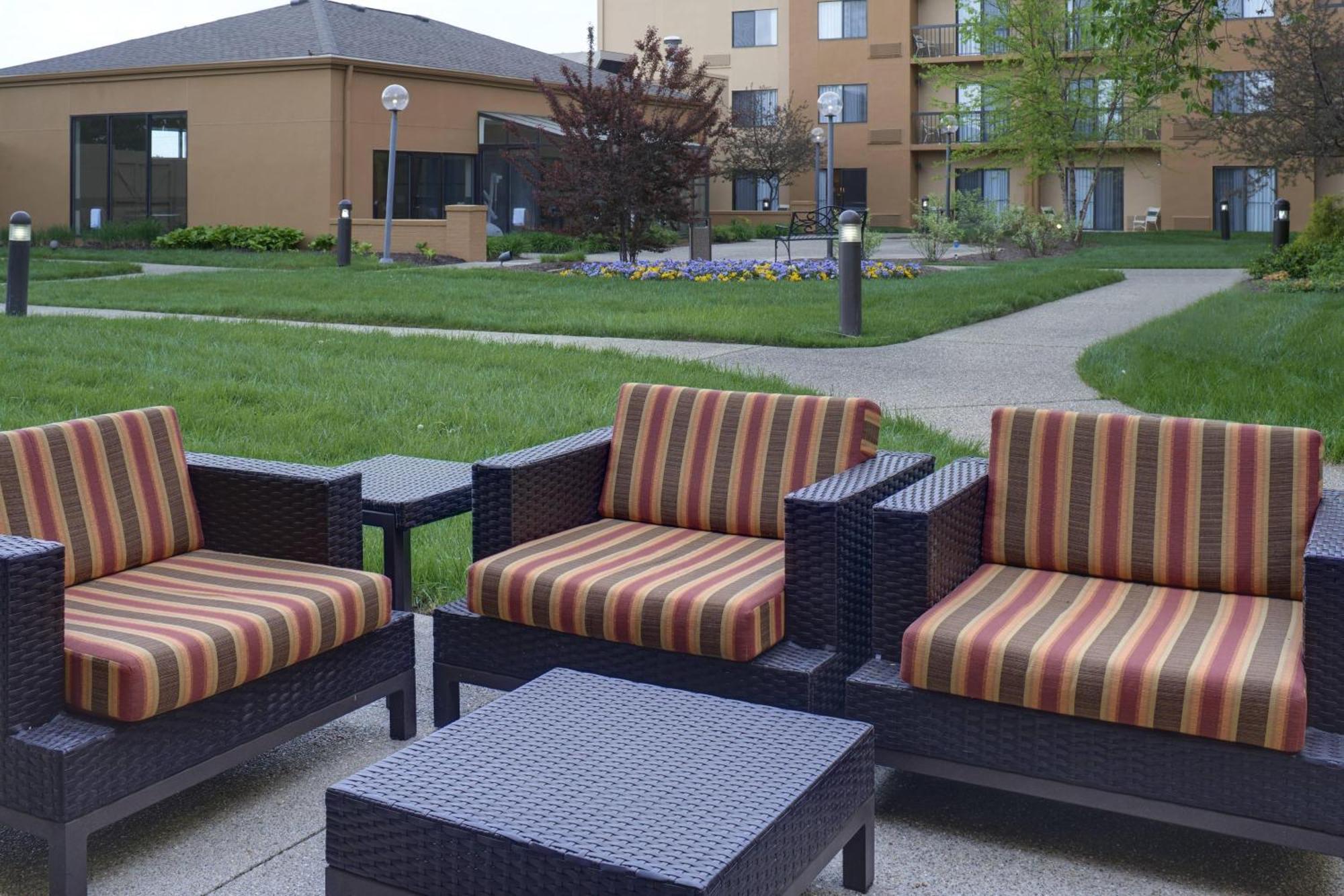 מלון Courtyard By Marriott Indianapolis Airport מראה חיצוני תמונה