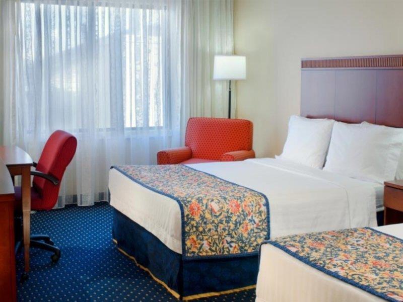 מלון Courtyard By Marriott Indianapolis Airport מראה חיצוני תמונה