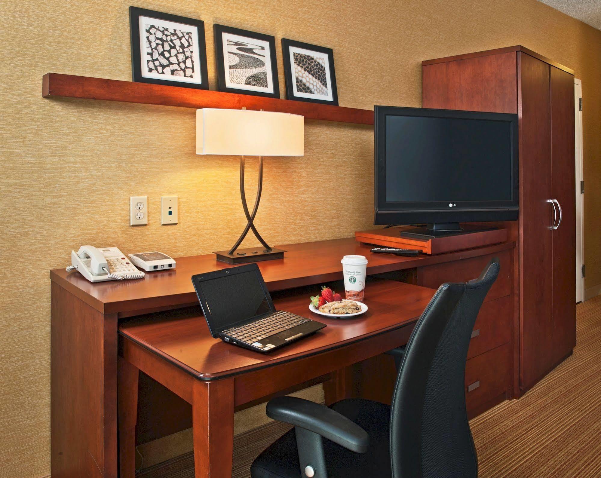 מלון Courtyard By Marriott Indianapolis Airport מראה חיצוני תמונה