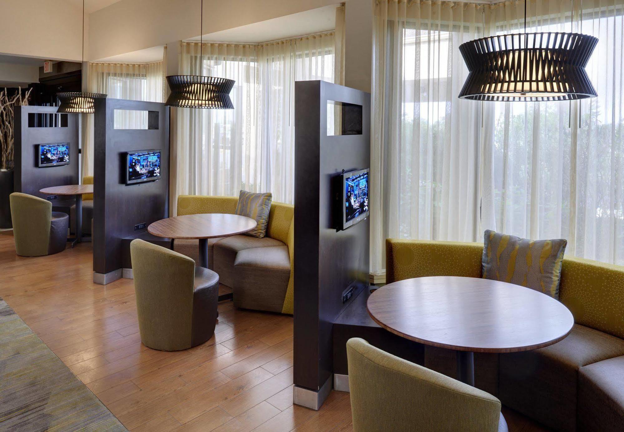 מלון Courtyard By Marriott Indianapolis Airport מראה חיצוני תמונה